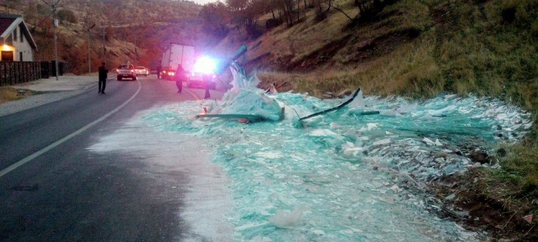 بارهەڵگرێک 13 تۆن شوشەى (جام)ـى لێ کەوتە خوارەوە