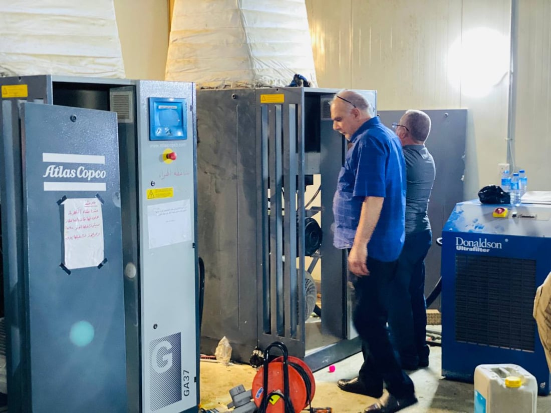 صور: الخبراء يحاولون إصلاح منظومة الأوكسجين في مستشفى القيارة