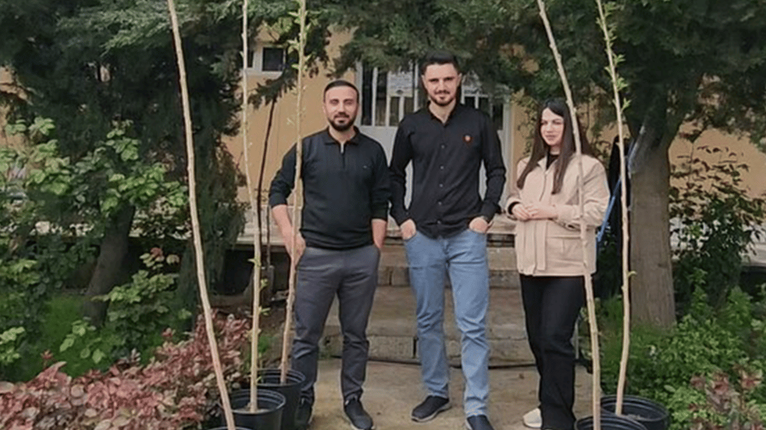 بە چاندنى نەمام ساڵیادى هاوسەرگیریان کردەوە