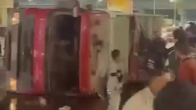 أهل الرمادي احتشدوا بدهشة حول شاحنة إطفاء كبيرة انقلبت في شارع المعارض