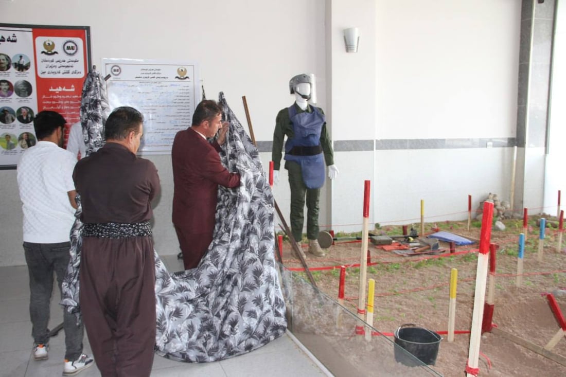 له‌ناو ئۆفیسی سەرەکی دەزگای مین کێڵگەیەکی نموونەی مین داندراوه‌