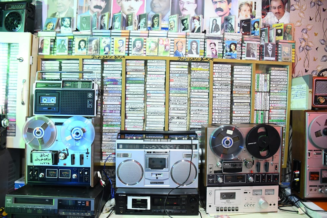 ژوورێکی ماڵەکەی کردووەتە شوێنی کۆکردنەوەی ئەرشیفی ھونەرمەندان