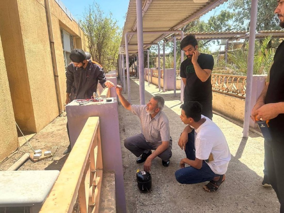 صور: 15 شاباً يتعلمون تركيب وصيانة السبالت في ورش الحكومة