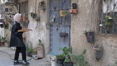 صور من المنازل والأزقة.. تبادل الأطباق الرمضانية في الكوت القديمة