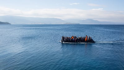 49 کەس لە یەختە نقومبووەکەدا بێسەروشوێنن