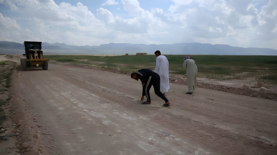 متطوعون أحرجوا سلطات سنجار وقرروا تبليط الطريق إلى المزارات الدينية بأنفسهم (صور)