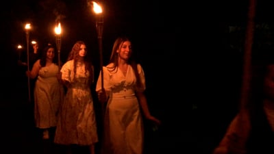 شقلاوة كأنها القدس والبنات ترفع مشاعل النار.. عثرنا على الصليب (فيديو)