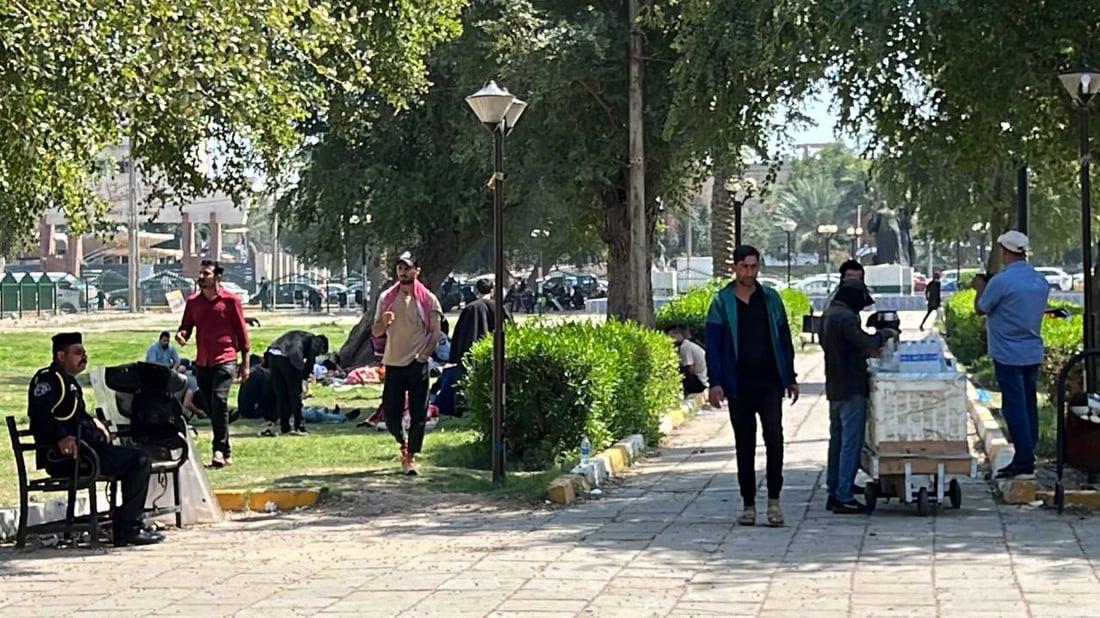 صور: مناهضون لتعديل قانون الانتخابات يحتشدون في محيط الخضراء قبيل جلسة البرلمان
