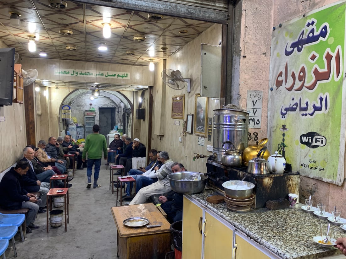 سطور من حياة عميد الزورائيين الراحل في كربلاء وصور من المقهى الشهير في العباسية