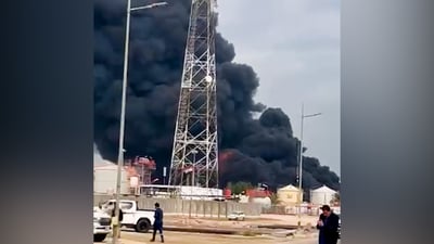 فيديو: حريق ضخم في الخزان رقم 2 بحقل الرميلة النفطي بالبصرة