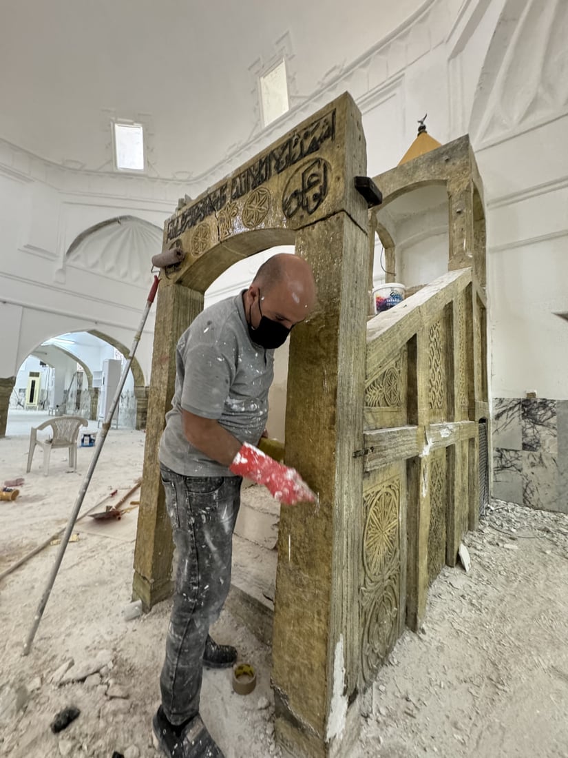 صور: مسجد كويسنجق يكتسي باللون الأبيض.. متبرعون تكفلوا بطلاء المبنى التاريخي