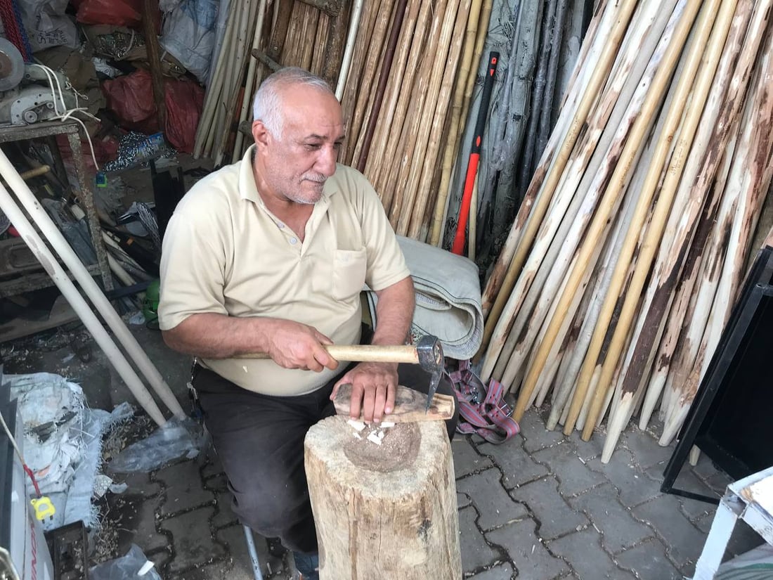 صور برائحة صفصاف الصويرة.. جعفر النجار يعرض صنائع يديه ويباهي بـ 100 عام مع الخشب