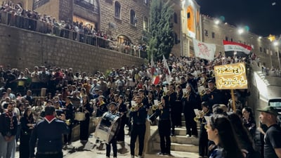 مع الخبز والعنب.. الحشود تسلقت الجبل “لتحمي شفاعة مار متي كل العراق” (فيديو)