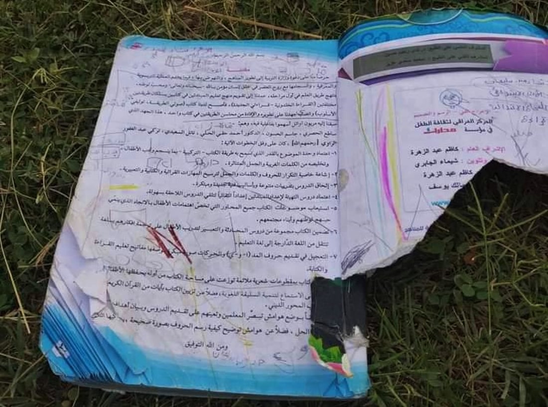 (صور) كتب التلاميذ ممزقة في أبو غريب.. والتربية: النسخ الجديدة لمَن يأتي مبكراً!