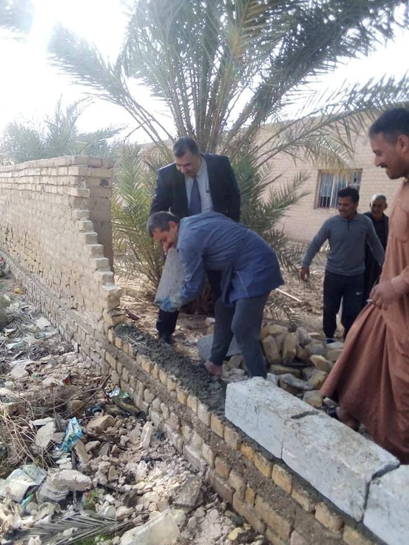 مدير و4 حراس يعيدون بناء جدار مدرسة “أجنادين” في قضاء الشامية