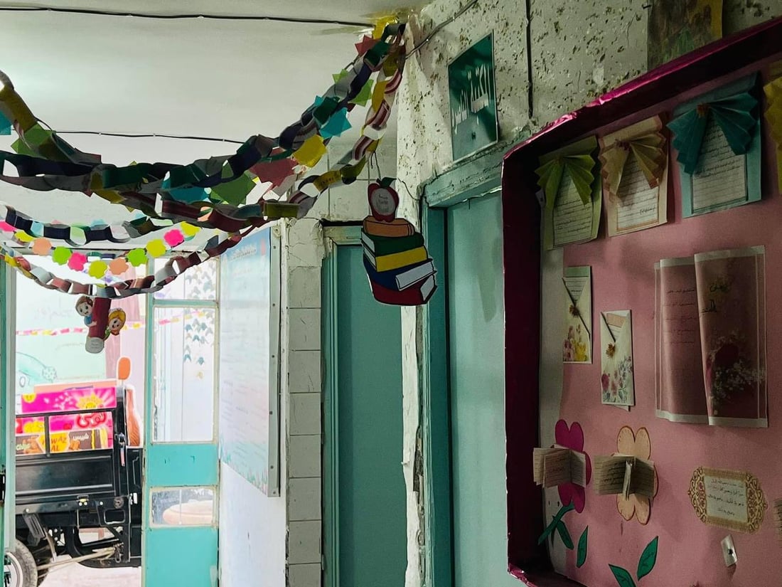 الحداد “عبد العزيز” يصلح الشبابيك والرحلات وينظف المدارس بالمجان (صور)