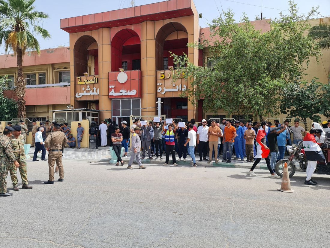 صور: تظاهرة في السماوة تغلق دائرة الصحة.. 800 عامل خدمة يطالبون بالملاك الدائم