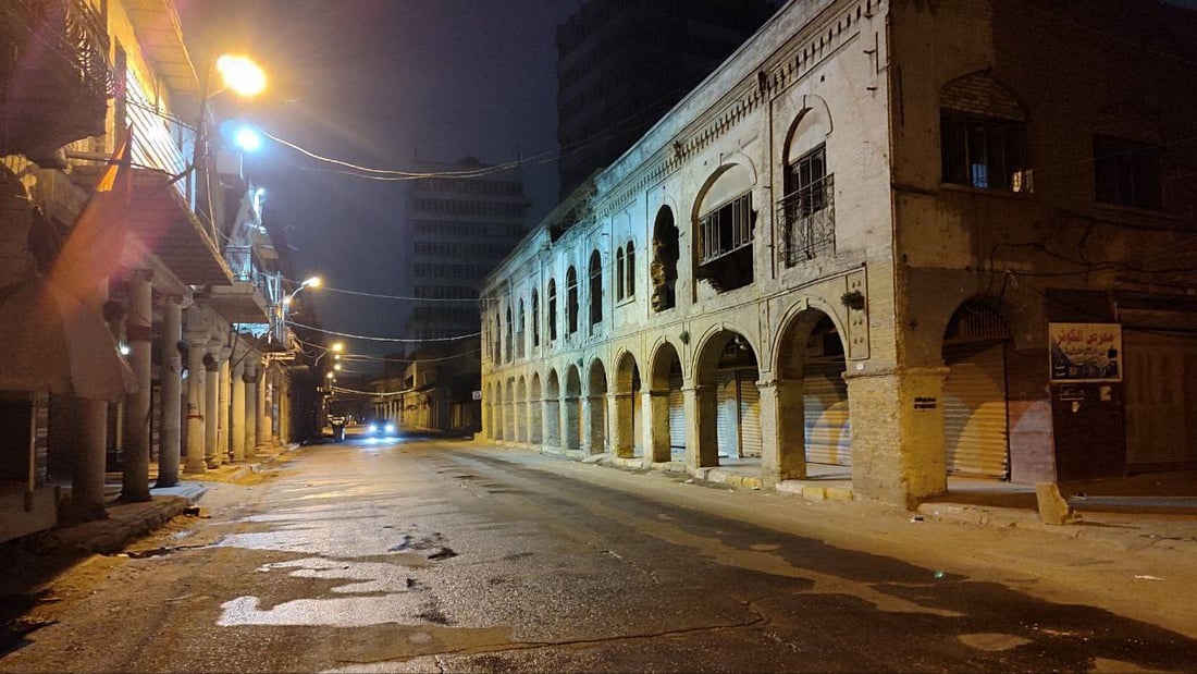 صور: لا أحد يكسر وحشة شارع الرشيد والظلمة إلا “مشمشة وZaza”