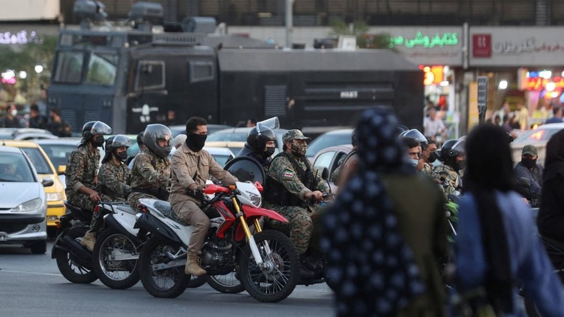 مراهقون يلاحقون النساء في طهران.. حرس الثورة خفض سن التجنيد ونشر دوريات ليلية