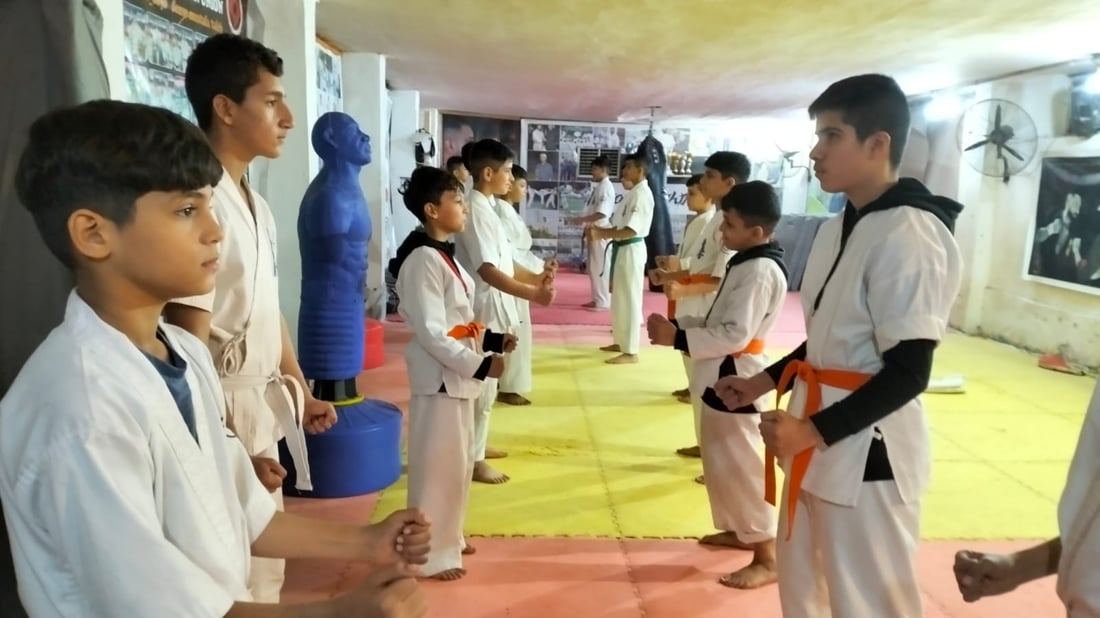 مركز وحيد لكن النتائج مبهرة.. شباب العبيدي أتقنوا منازلات “الكاراتيه” (فيديو)