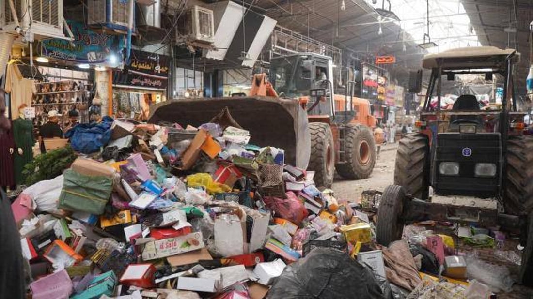صور: الموصل تزيل جميع البسطات من الأسواق لتسهيل مرور سيارات الإطفاء خلال الحرائق