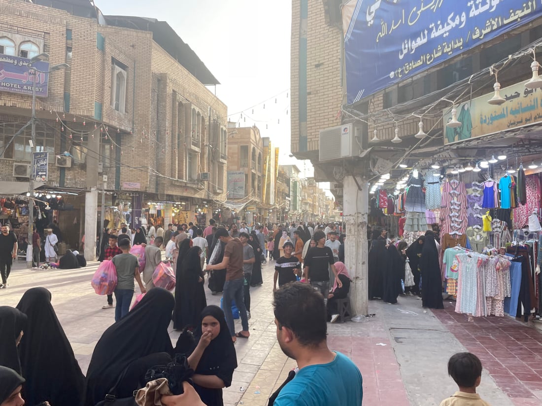 صور من بسطيات شارع الصادق في النجف: بعنا كل البضاعة.. زوار المحافظات حركوا السوق