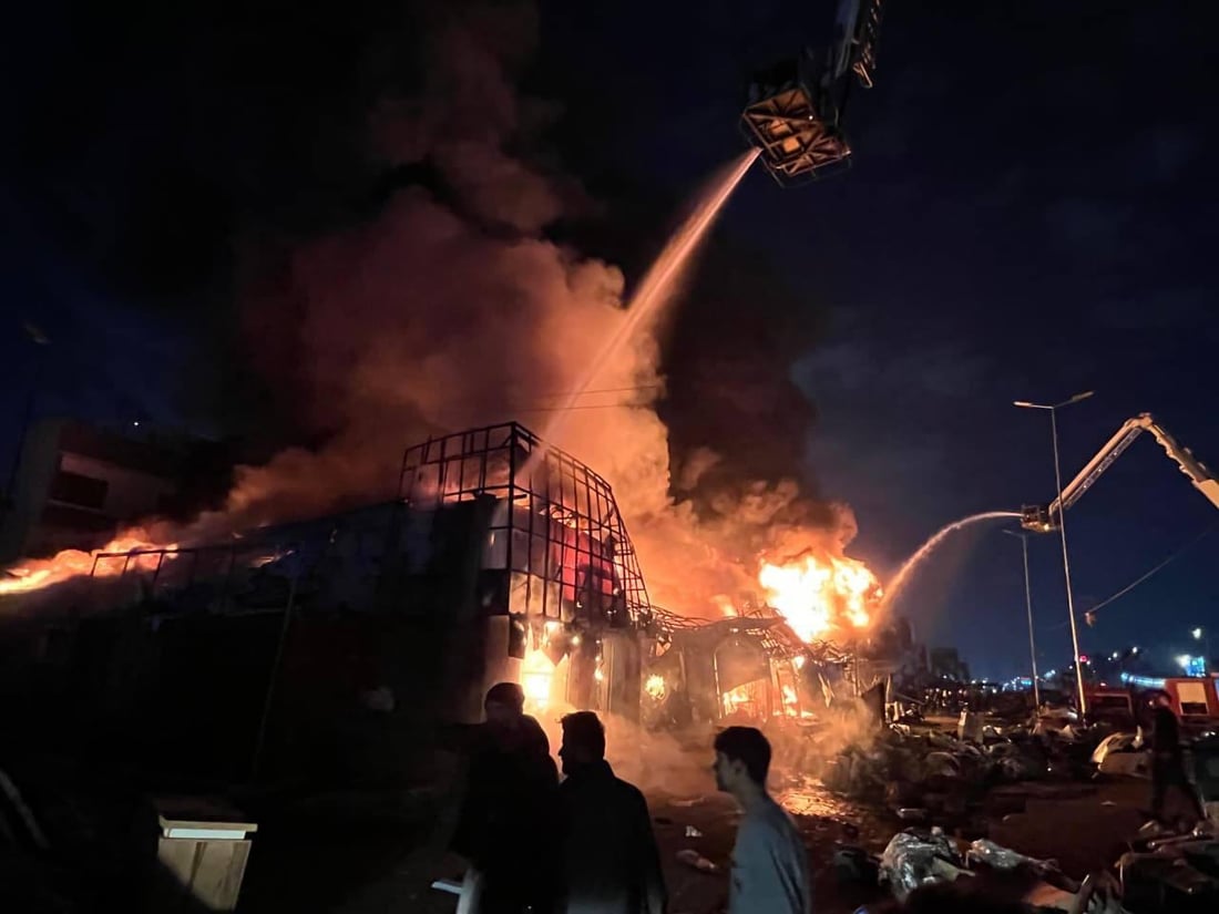 الدفاع المدني: فرقنا تكافح حريقاً واسعاً في منطقة الطالبية شرقي بغداد