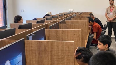 نابینایێک کۆمپیوتەر فێری نابینایان دەکات