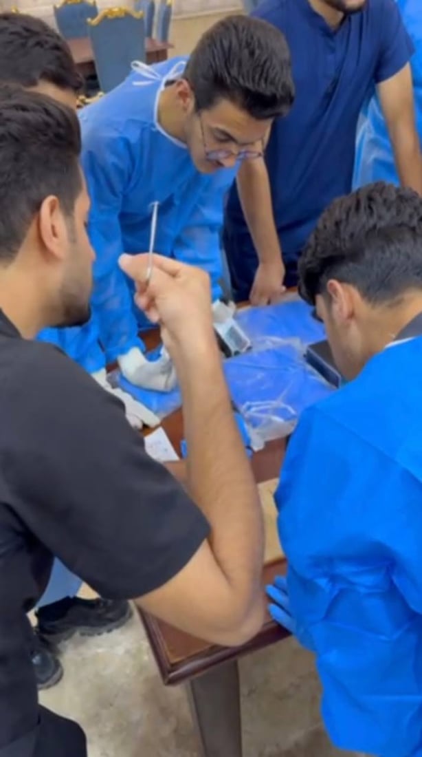 صور: لا تقلقوا.. ازدحام عراقي على تعلم خياطة الجروح وفرصة الرمادي بـ20 ألف دينار