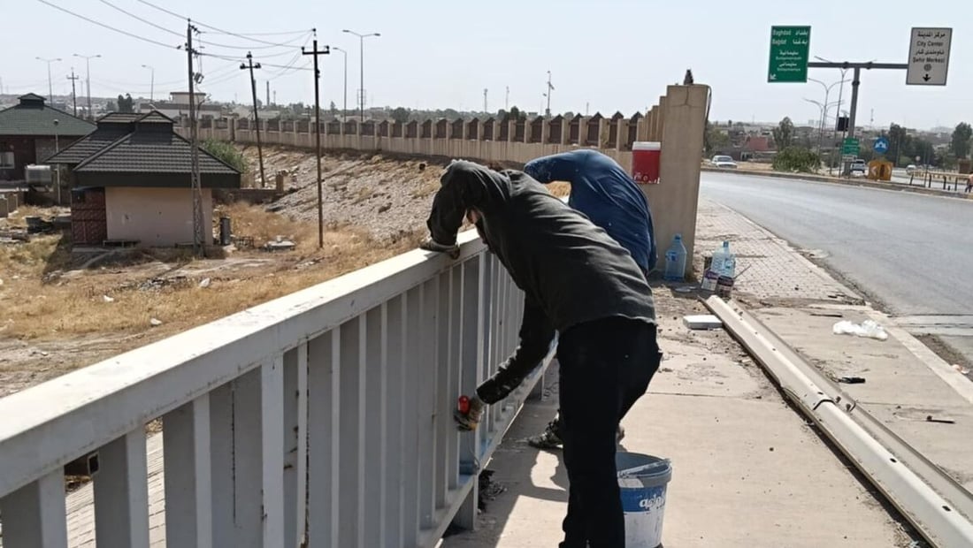 وقاية وجمالية.. كركوك تصلّح أسيجة الجسور والأنفاق وتصبغها (صور)