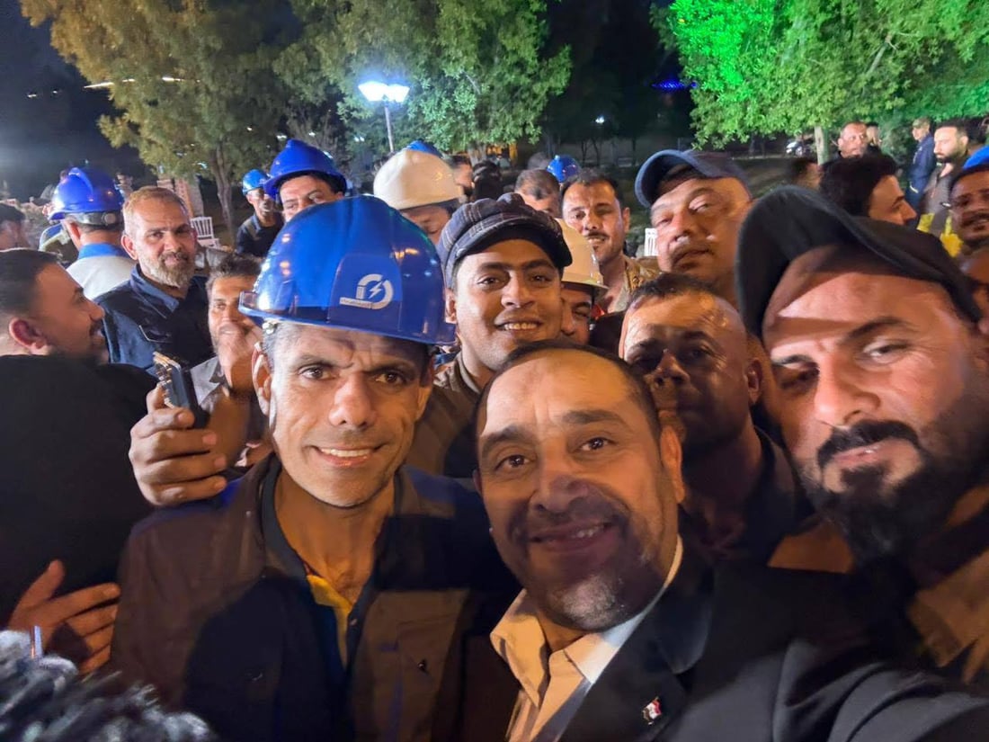“سيلفي النصر” من وزير الكهرباء بعد استقرار التجهيز خلال القمة (صور)