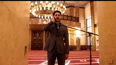 گەنجێک بە دەنگە خۆشەکەی خەڵکی بۆ مزگەوت کەمەندکێش دەکات