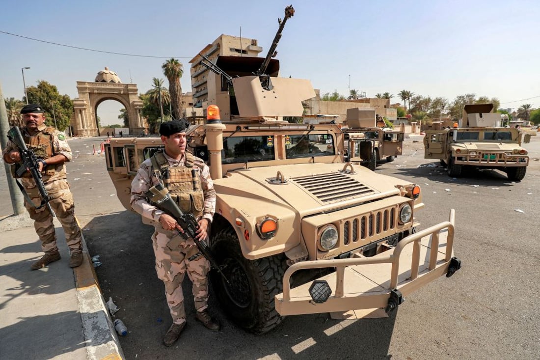 Iraqi army forces deploy to guard the entrance of the high-security Green Zone in the capital Baghdad on August 30, 2022 after the withdrawal of supporters of Shiite Muslim cleric Moqtada al-Sadr from the area. - Members of the Sadrist faction began withdrawing from Baghdad's Green Zone on August 30 after their leader demanded fighting end between rival Shiite forces and the army that left 23 dead and hundreds wounded. (Photo by AHMAD AL-RUBAYE / AFP) (Photo by AHMAD AL-RUBAYE/AFP via Getty Images)