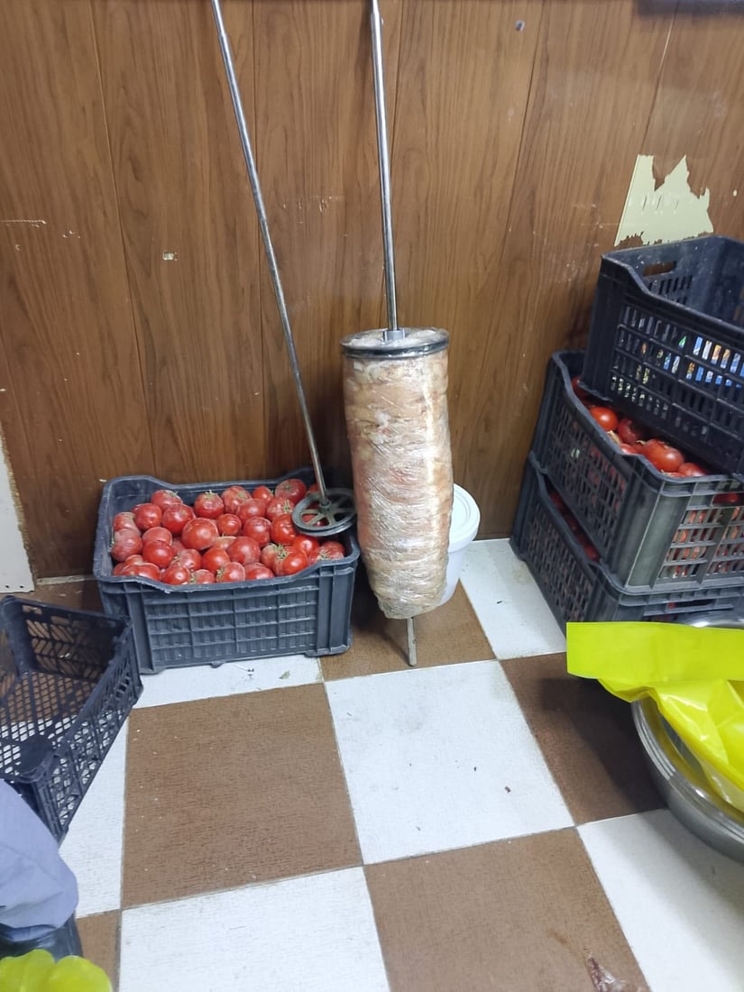 دەیان کیلۆ قیمە و قەرنابیتی خراپبوو لە دوکان دەستی بەسەرداگیرا