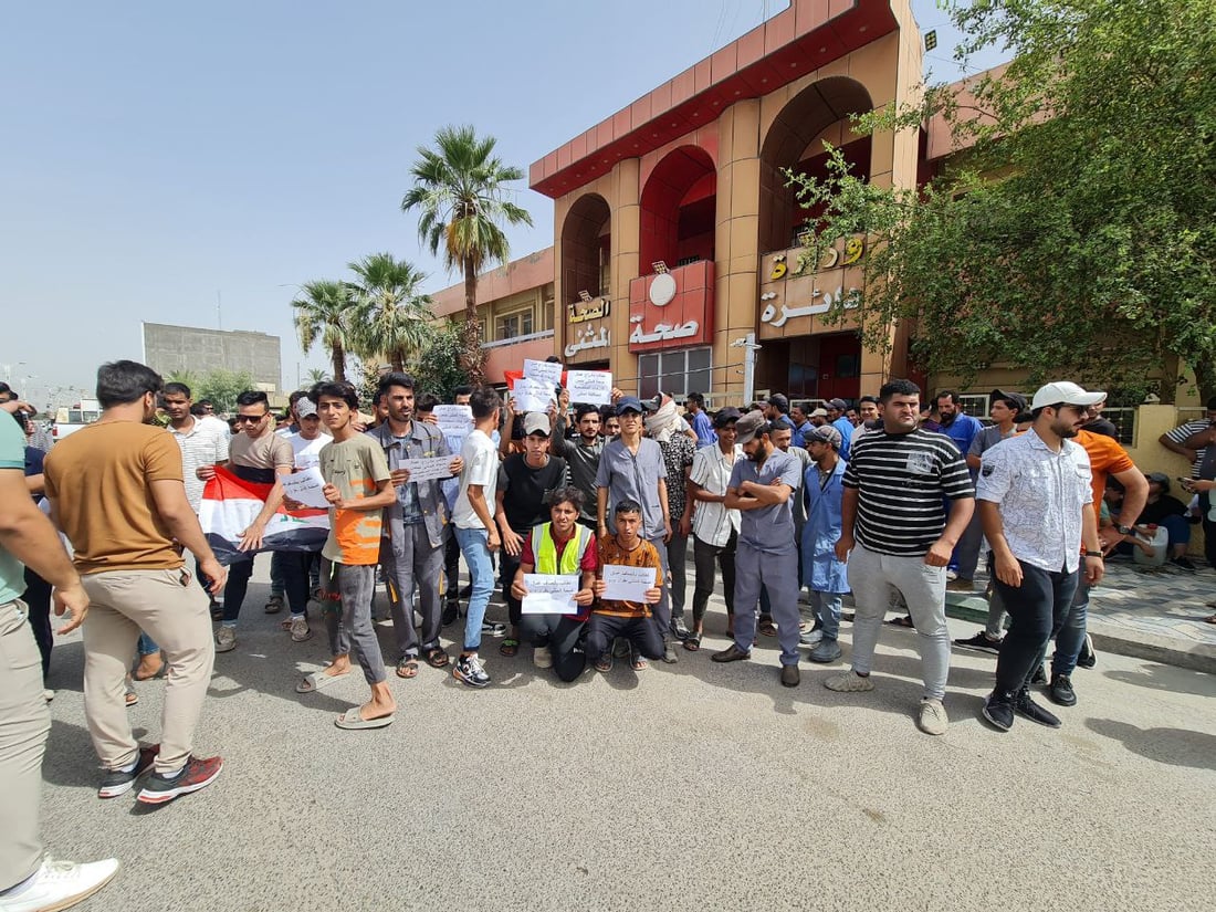 صور: تظاهرة في السماوة تغلق دائرة الصحة.. 800 عامل خدمة يطالبون بالملاك الدائم
