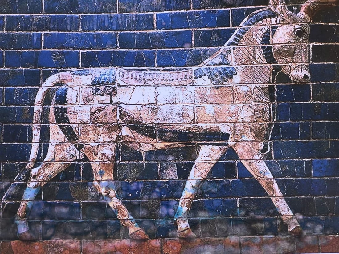 فتى أيزيدي يصنع معالم العراق من الكارتون.. بوابة عشتار وحتى أهرامات مصر (صور)