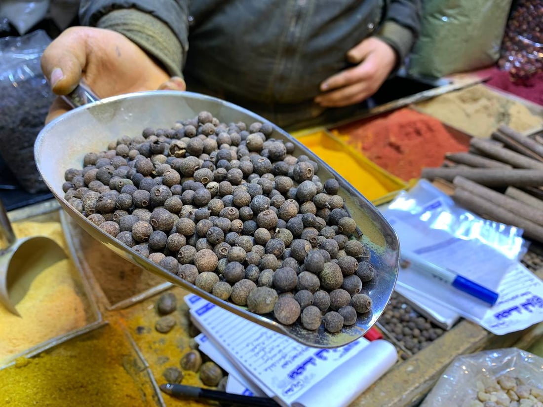 تجار الشورجة في حقول مومباي: مساحة الهند الشاسعة تُنوّع خلطات الكاري العراقية