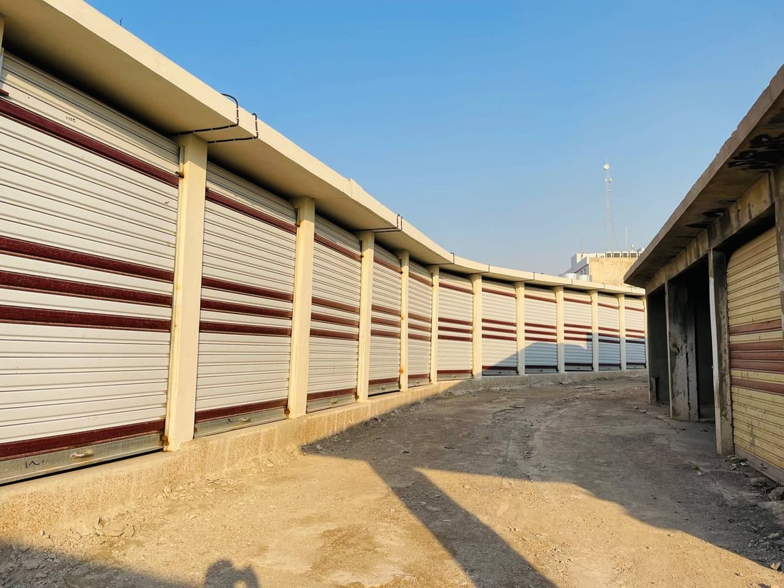 وصول الزبائن إلى أسواق الموصل القديمة بات أسهل.. البلدية تواصل التلبيط (صور)