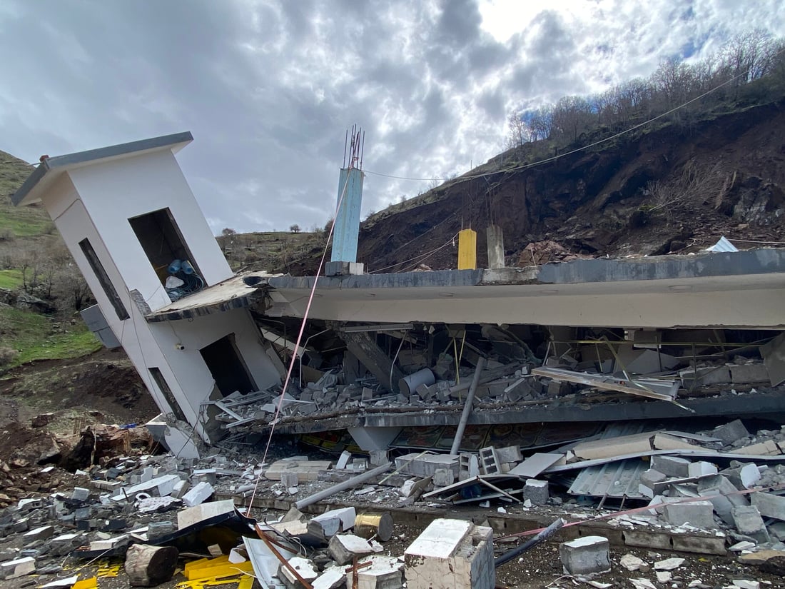 شاخێک داڕما و مۆتیڵێکی 42 دەفتەری تەختی زەوی کرد