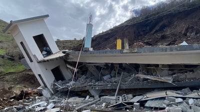 شاخێک داڕما و مۆتیڵێکی 42 دەفتەری تەختی زەوی کرد