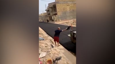 فيديو من العمارة: أستاذ ينثر الحلوى على العمال فرحاً بأول تبليط للحي الجامعي