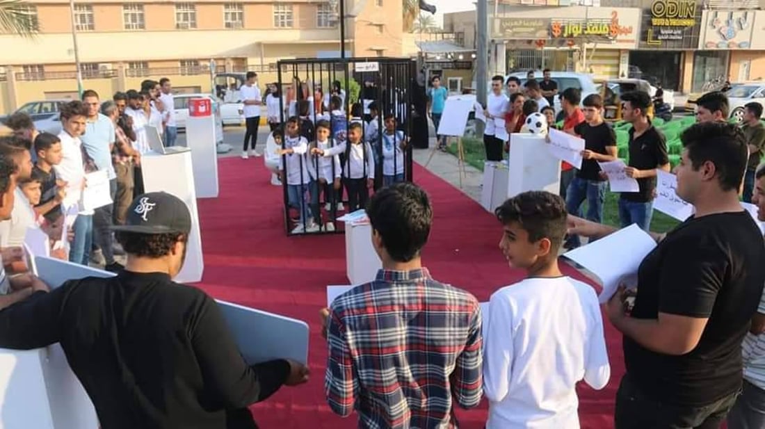 علي حاكم خيّون.. حائر بعداء الأحزاب للتطوع لكنه يواصل في “المدرسة الحرة”