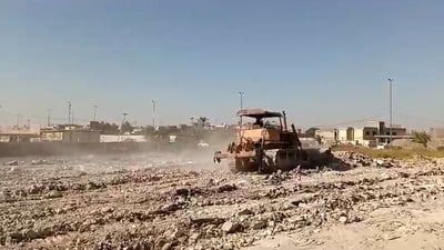 البلدوزر يسحق نفايات الساحة في حي الجهاد.. والسكان يأملون استمرار الحال