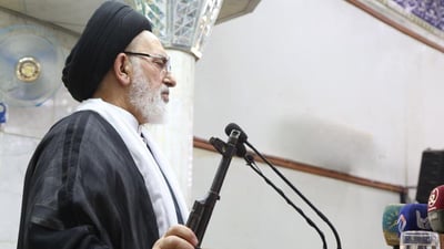 إشارة عميقة في الحرب النفسية.. القبانجي يمتشق بندقية أثناء خطبة النجف (فيديو)