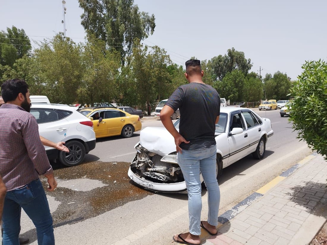 عاملة شاردة الذهن تتسبب بحادث تصادم بين “برنس” و”كيا” أمام نسيج الحلة (صور)