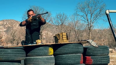 لقطات لقناص من دهوك يغمض عينيه ويصيب أعقاب السكائر وأغطية القناني