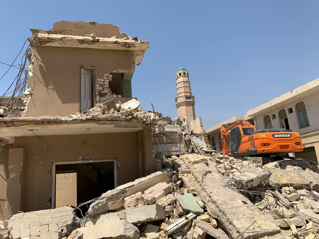 صور: شركة مقاولات تهدم جامع “الداخلية”.. متبرع تعهد بإعادة بنائه خلال 18 شهراً