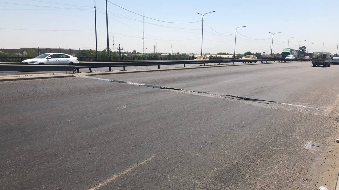 صور: “جسر بغداد” قد يشلّ الخط السريع.. لا تبليط ولا أسيجة منذ سنوات!