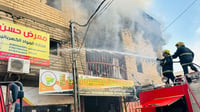 فيديو: الدفاع المدني يخمد حريقاً في بناية تجارية بالنج