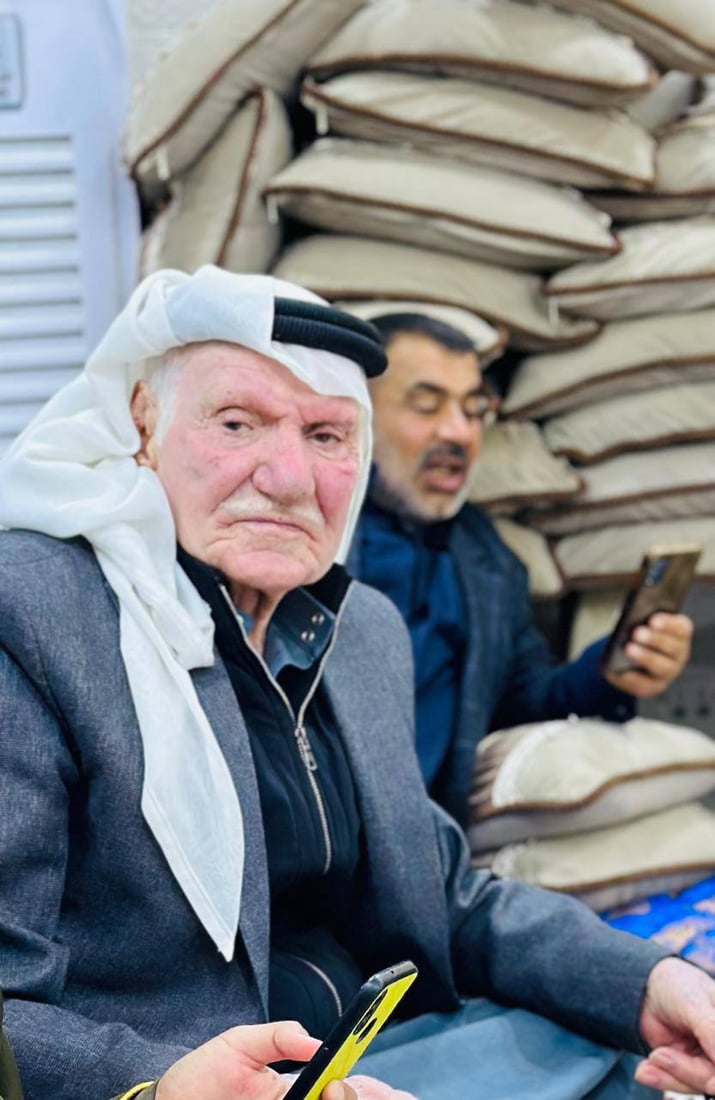 بعمر 92 عاماً… شيخ خلف يدخل القفص الذهبي مجدداً ويشعل الفرح في بيجي!